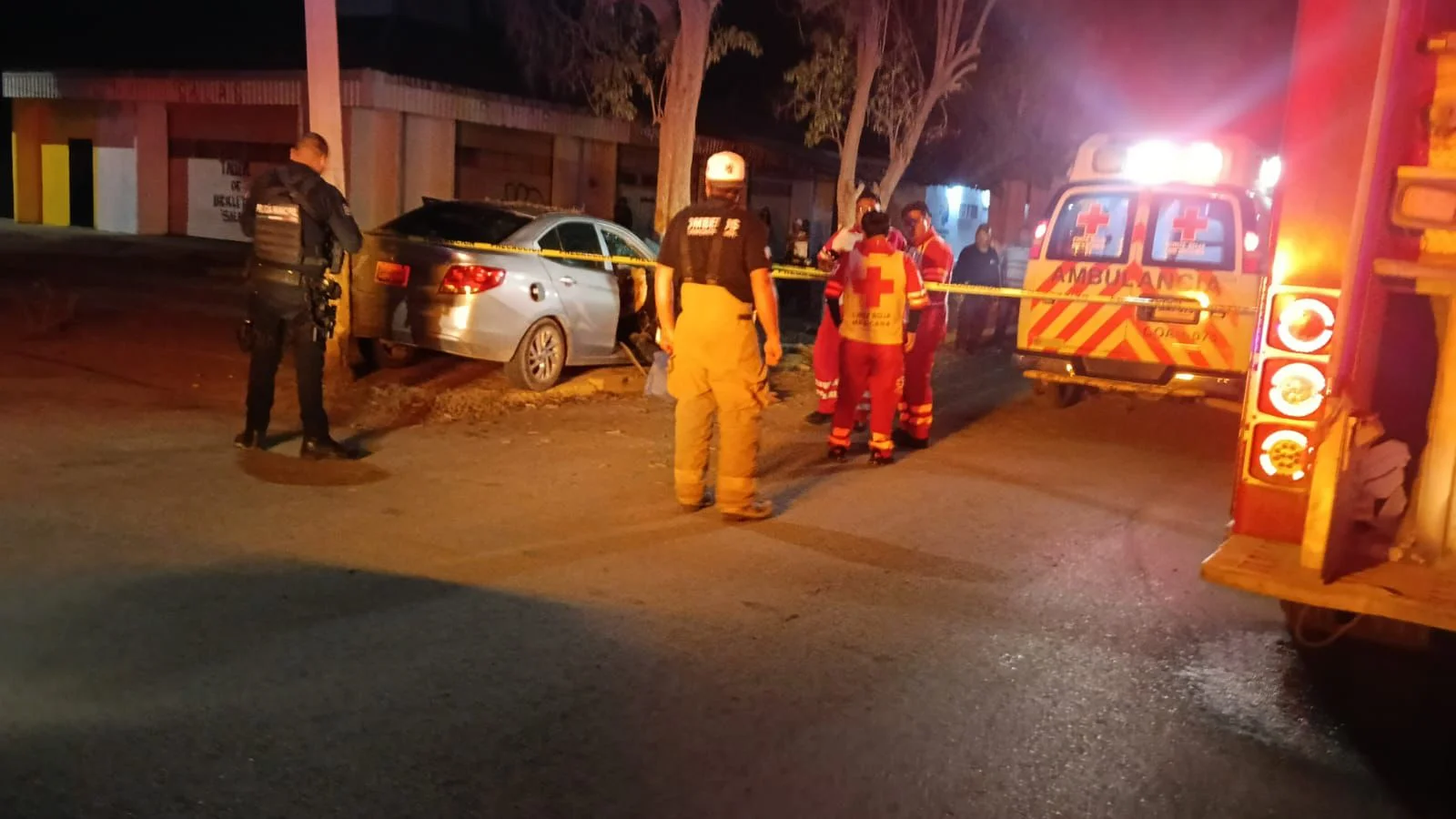 Joven de 24 años fallece tras perder el control de su vehículo y chocar contra un árbol en Matamoros, Coahuila. Accidente vial ocurrido en la madrugada.