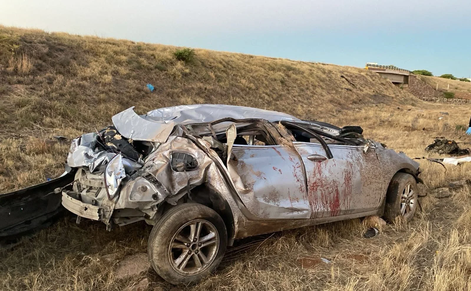 Tres jóvenes fallecen y dos más resultan lesionados tras aparatosa volcadura en la autopista Durango-Gómez Palacio.
