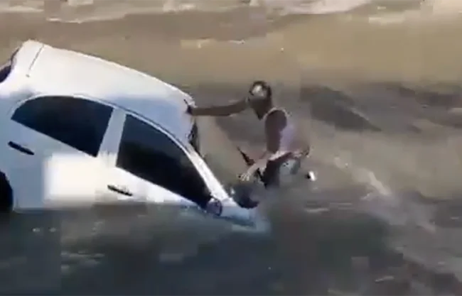Automovilista cae a canal y es arrastrado por la corriente en Gómez Palacio