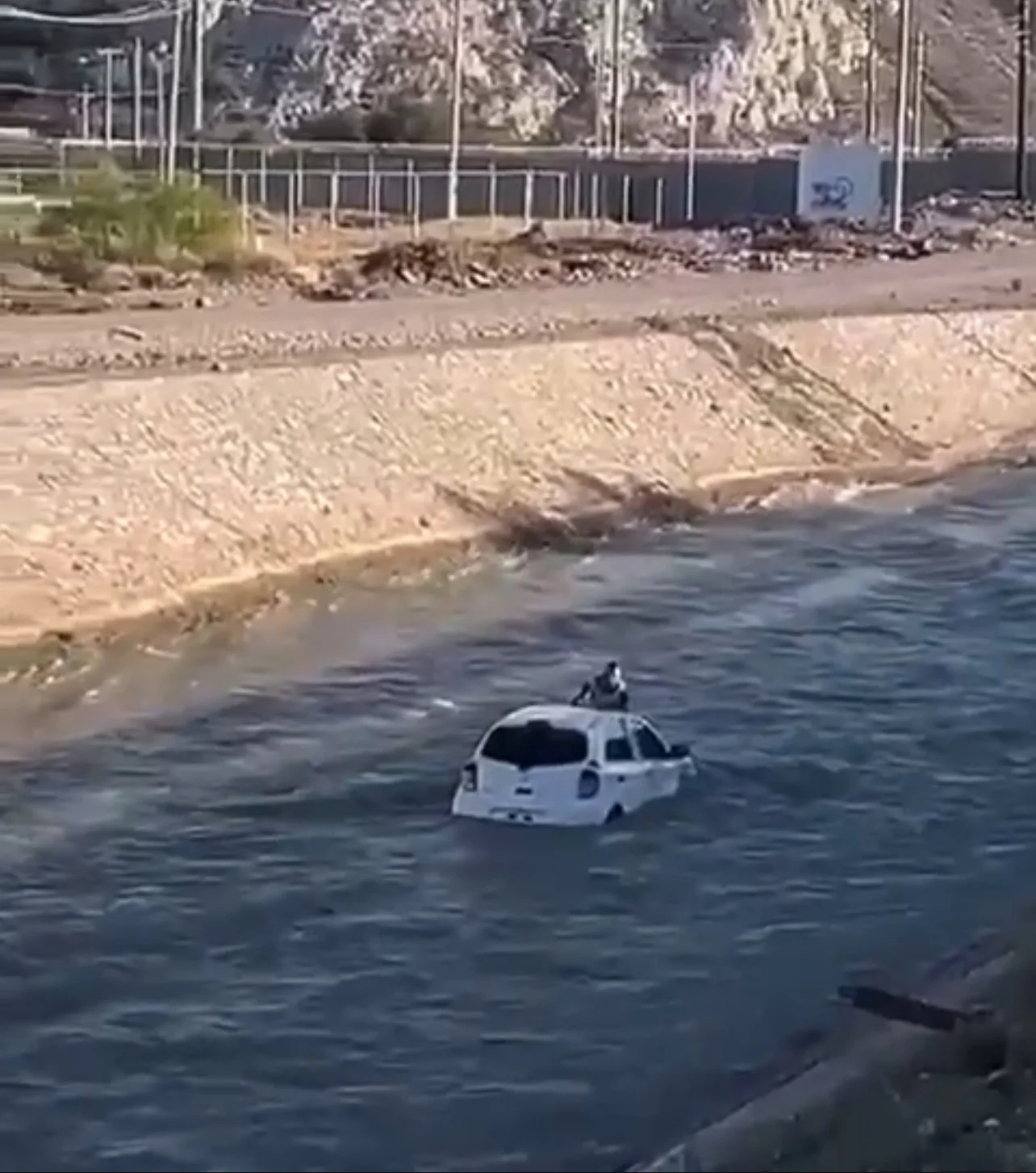 Conductor sale ileso tras perder el control de su auto y caer al canal Sacramento en Gómez Palacio. El incidente movilizó a cuerpos de emergencia.