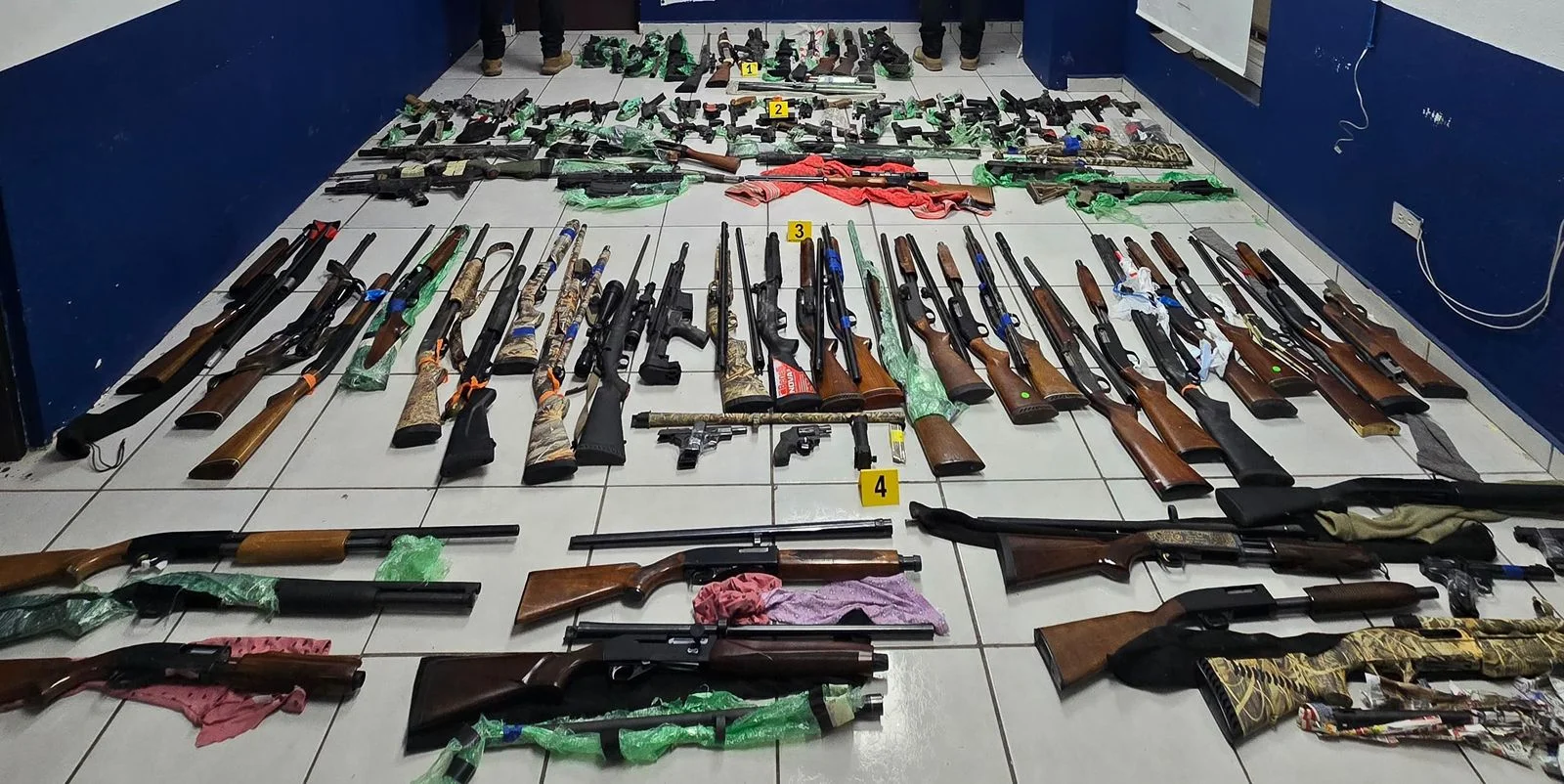 Fiscalía de Coahuila asegura 116 armas que iban a Michoacán, evitando que cayeran en manos del crimen organizado. Operativo con fuerzas federales.
