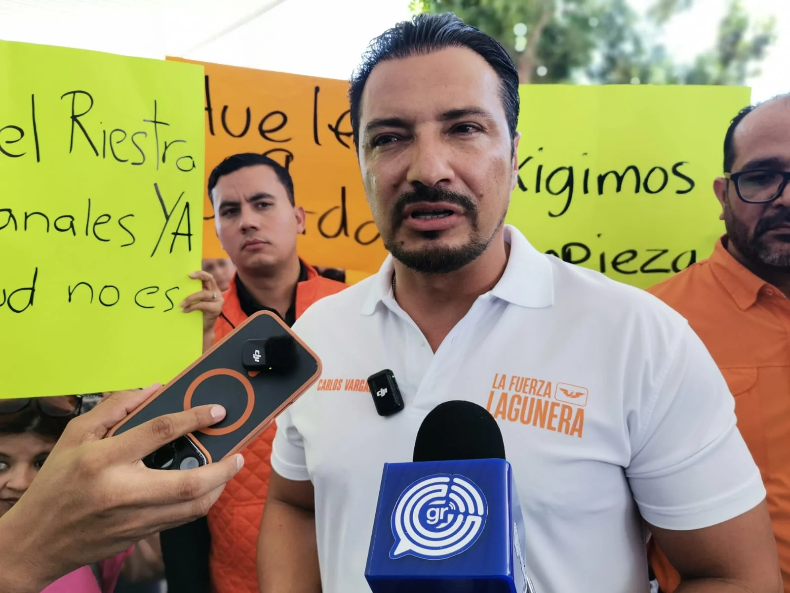 Vecinos de Gómez Palacio exigen a CONAGUA soluciones urgentes por contaminación en canales que afecta la salud de cientos de familias y el ecosistema local.