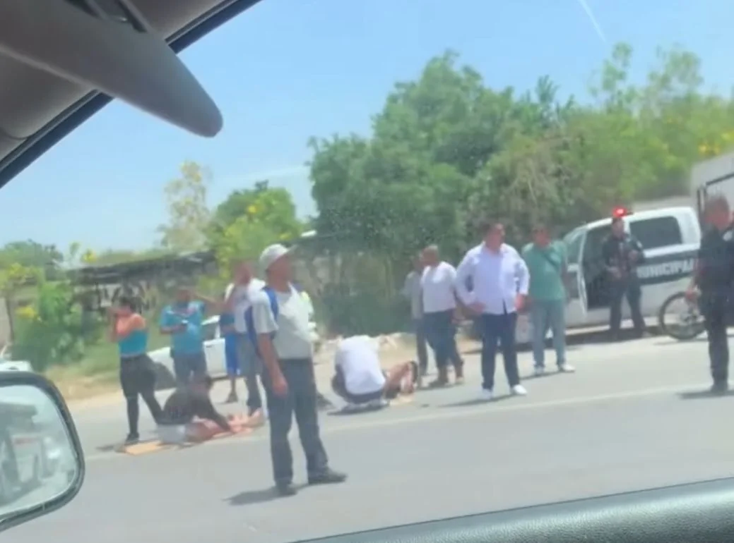 Dos jóvenes sufren accidente en motocicleta en el bulevar Ejército Mexicano de Gómez Palacio; la unidad se incendió tras el impacto.