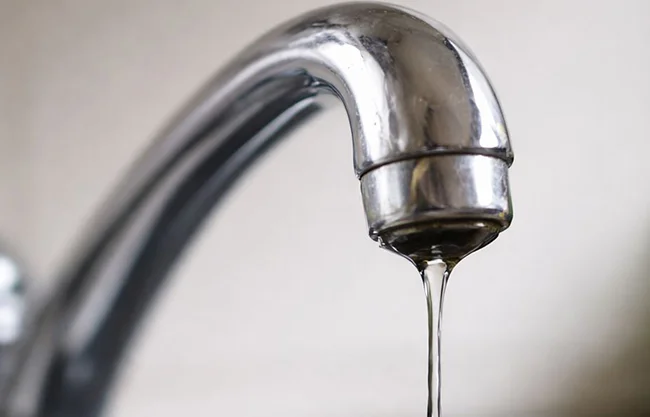 El legislador indicó que, pese a los recursos asignados durante los últimos años, persisten problemas en el suministro de agua potable en la ciudad.