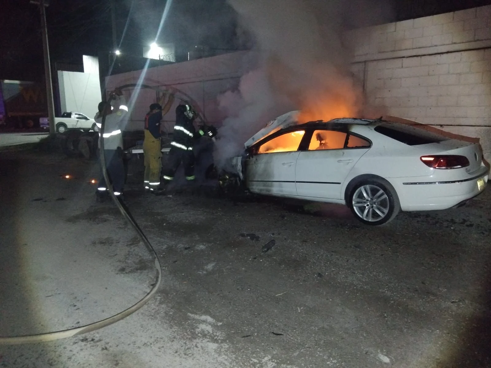 Bomberos de Lerdo sofocan incendio de vehículo abandonado en Paseo del Tecnológico; la unidad resultó con pérdida total.