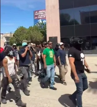 Dueños de expendios en Gómez Palacio protestan por horarios disparejos en la venta de alcohol, acusando a Torreón de incumplir acuerdos y tolerar operaciones nocturnas.