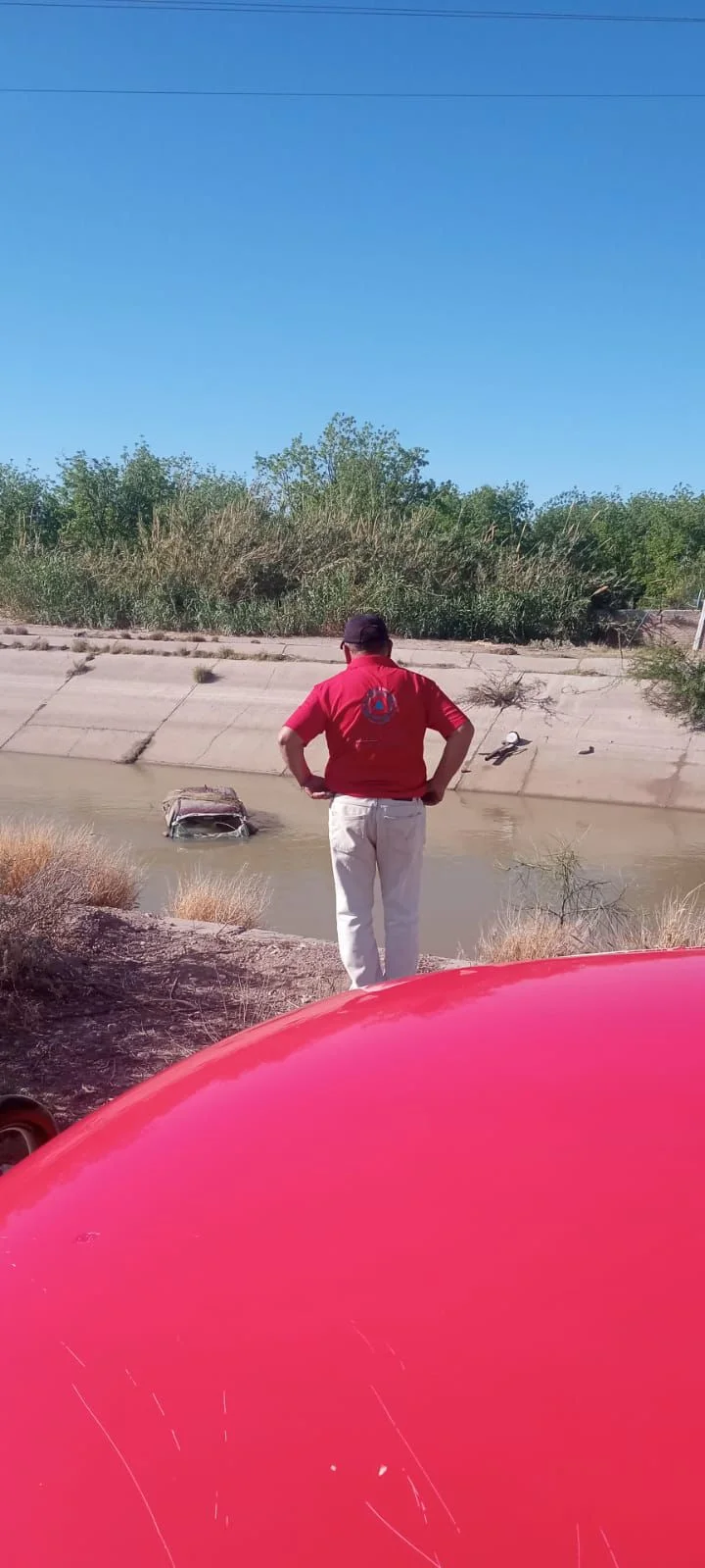 Vehículo es hallado abandonado dentro de un canal de riego en Matamoros, Coahuila. Autoridades buscan al conductor.