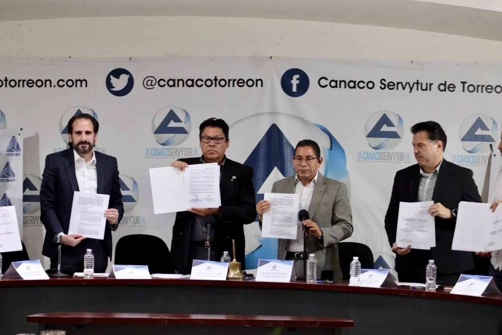 La Cámara de Comercio de Torreón y Banamex firman alianza para ofrecer créditos y beneficios preferenciales a las PyMES de La Laguna, impulsando su competitividad.