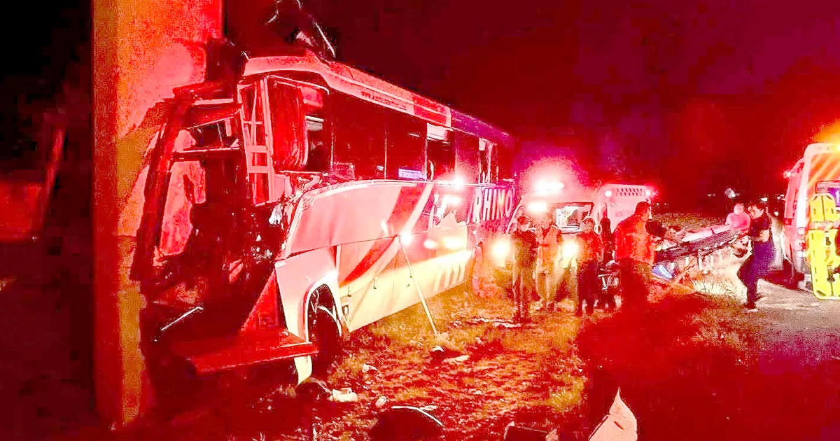Unidad se estrelló en un pilar de concreto del Libramiento Oriente y carretera a Delicias; otros 5, heridos de gravedad