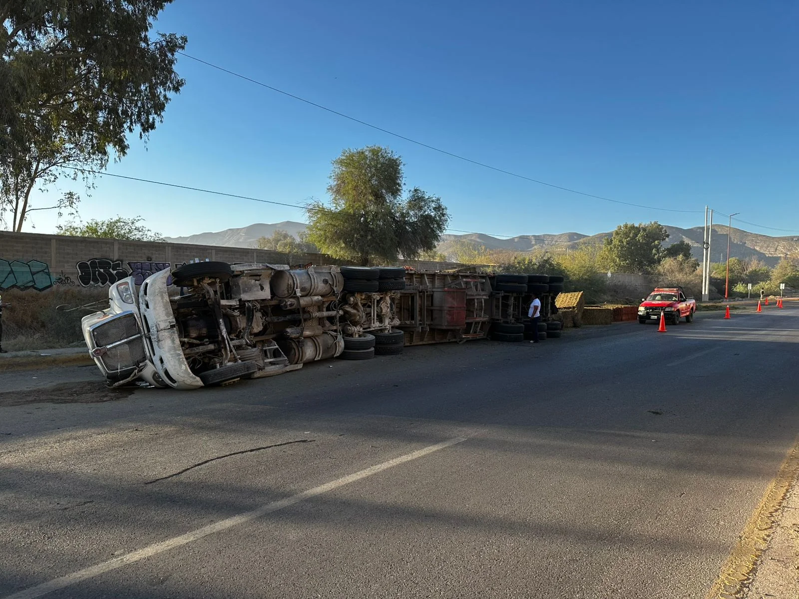 Tráiler con 25 toneladas de carga volcó en Periférico de Lerdo; conductor resultó ileso. Autoridades atendieron derrame de combustible en el lugar.
