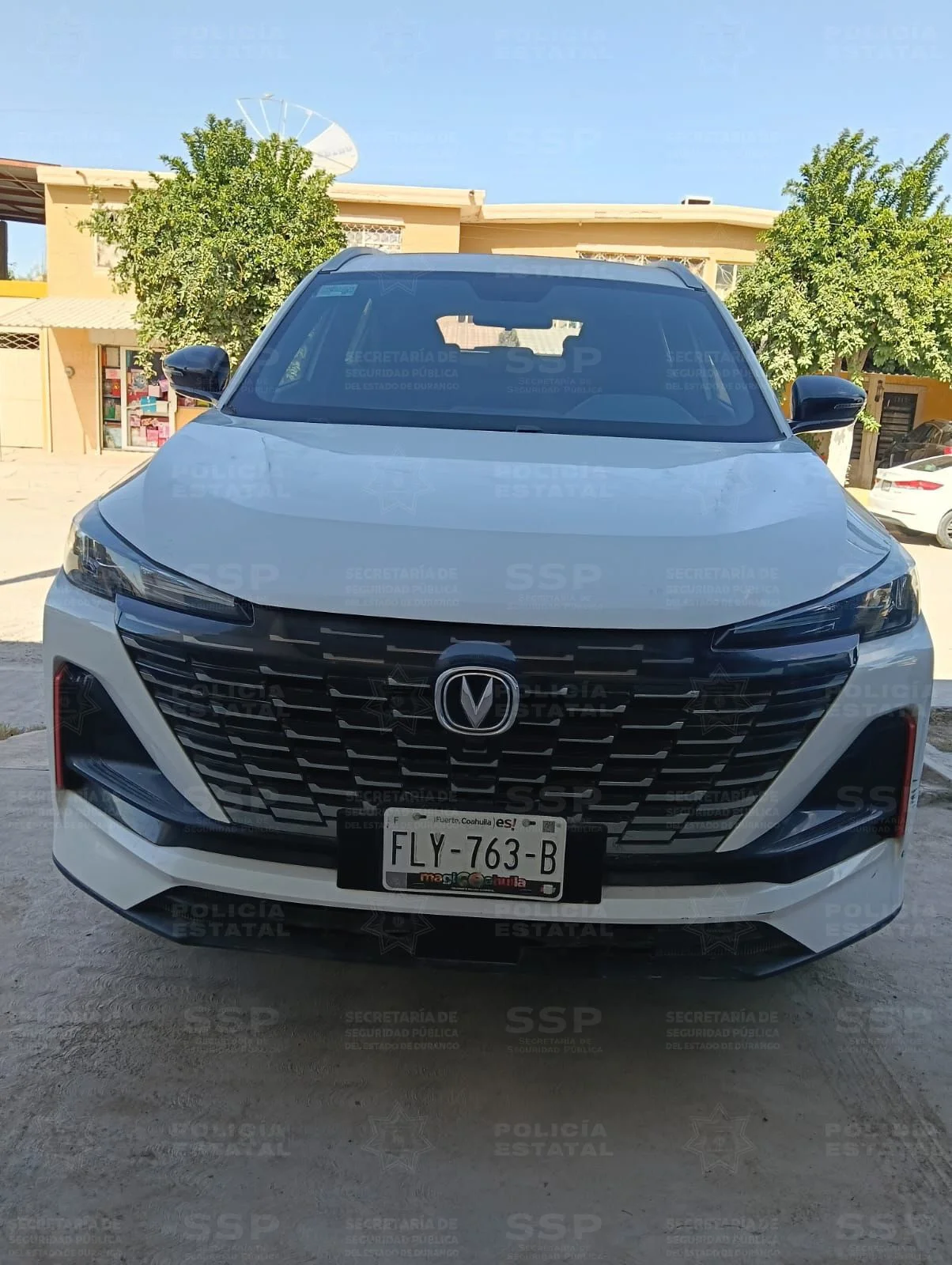 Policía Estatal recupera camioneta SUV con reporte de robo de Coahuila, localizada mediante GPS en ejido de Lerdo.