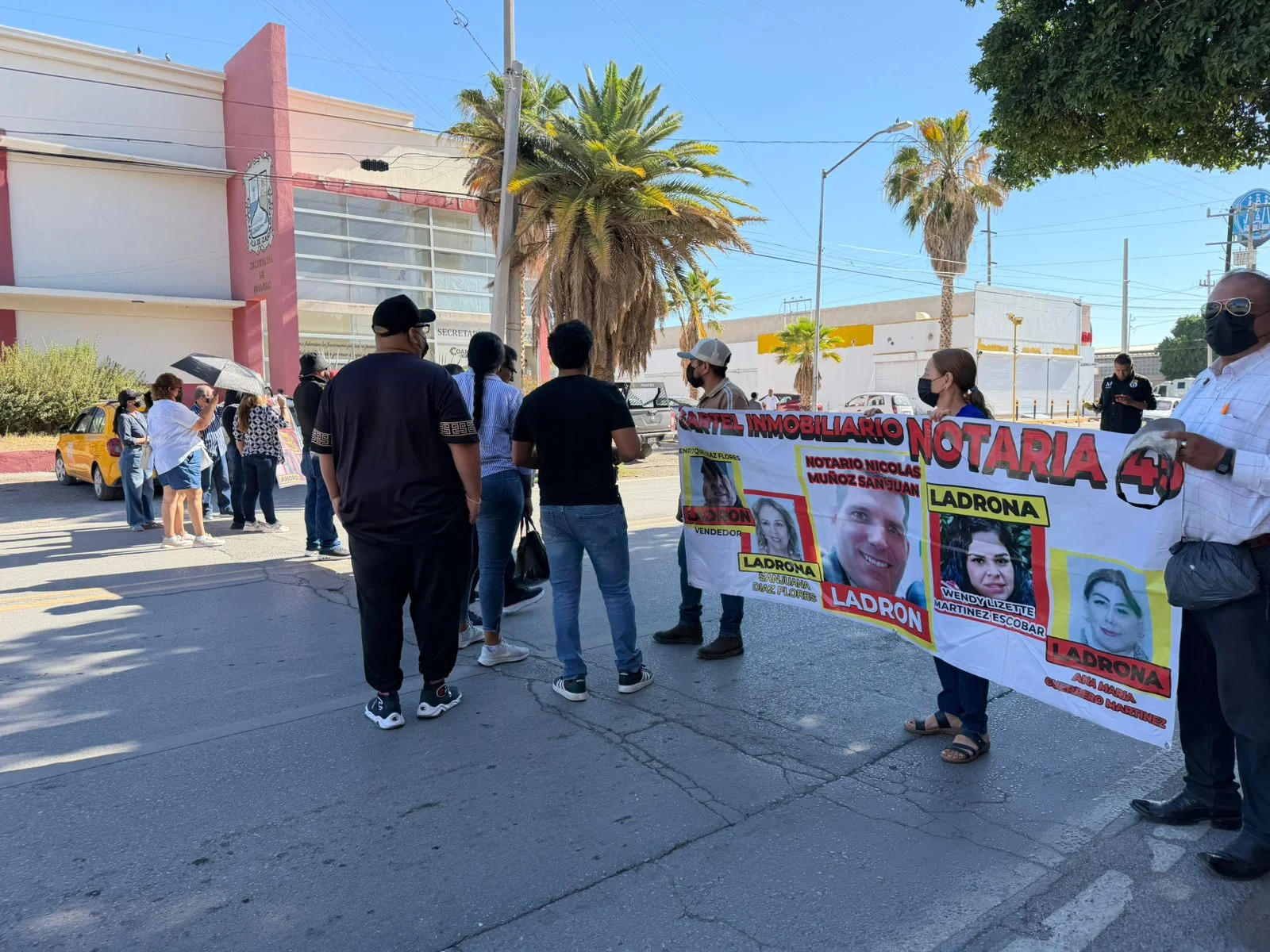 Más de 80 víctimas de presunto fraude inmobiliario en La Laguna exigen justicia. Las autoridades investigan a 11 implicados, con solo dos detenidos.