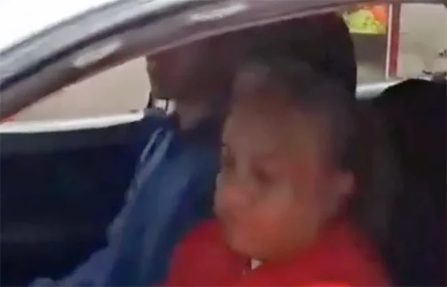 Un incidente ocurrido en una estación de Pemex, ubicada sobre el bulevar Colosio, generó tensión luego de que una mujer y su hijo se retiraran sin pagar el combustible que habían cargado