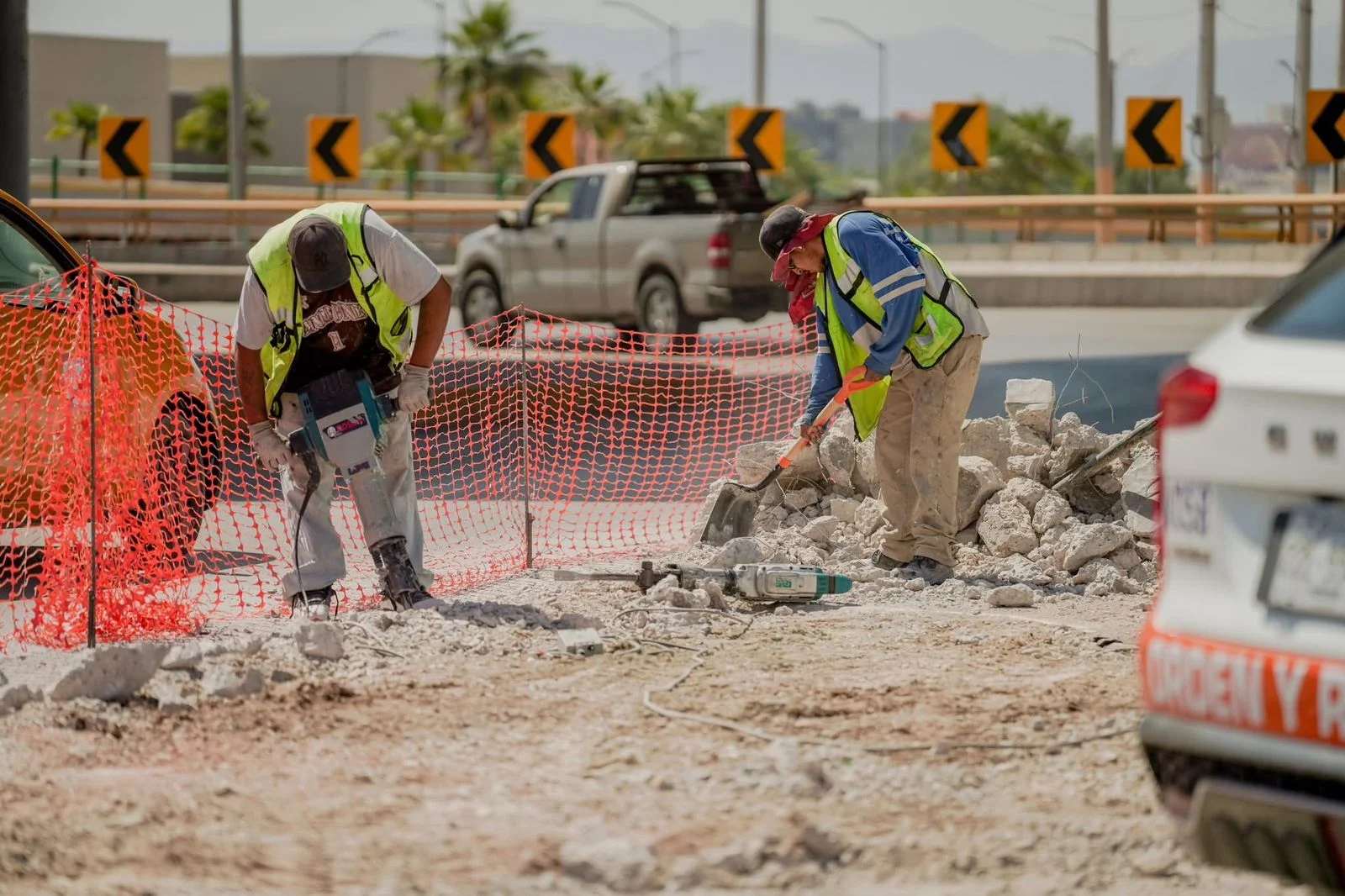 El paso vial Villa Florida en Torreón está en su fase final, con detalles de luminarias y señalización. Se espera su entrega definitiva en los próximos días para mejorar la movilidad.