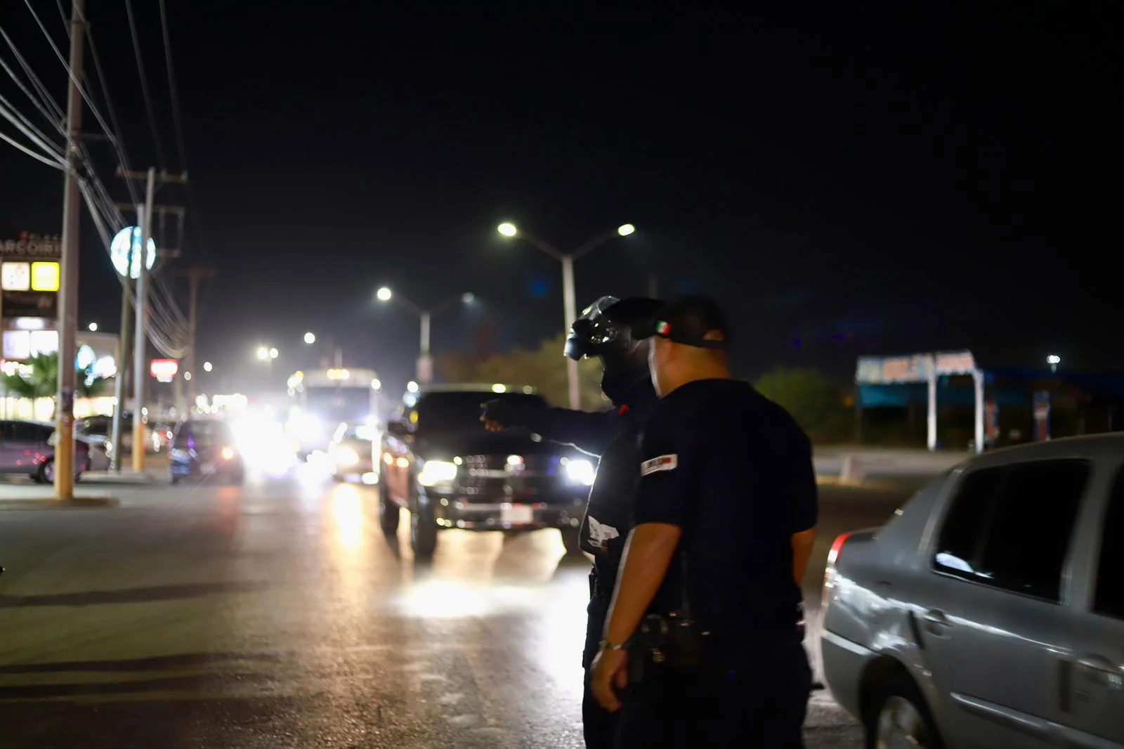 Motociclistas de 14 y 15 años embisten a elemento de la policía tras evadir filtro preventivo en Torreón