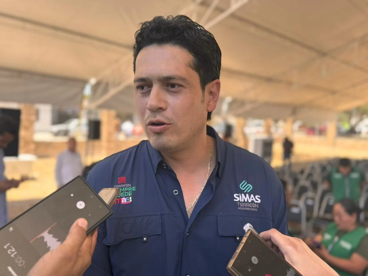 Simas Torreón trabaja sin descanso para reparar el pozo 76 y restablecer el servicio de agua, mientras continúa el suministro con pipas en instituciones y colonias afectadas.