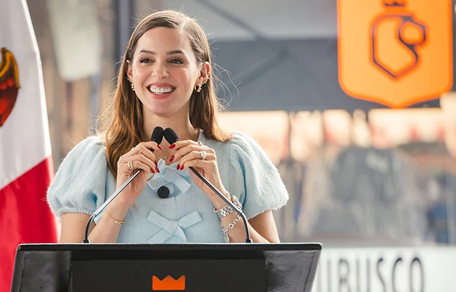 La esposa del gobernador Samuel García y figura destacada de Movimiento Ciudadano, Mariana Rodríguez, arremetió contra el alcalde de Monterrey, Adrián de la Garza