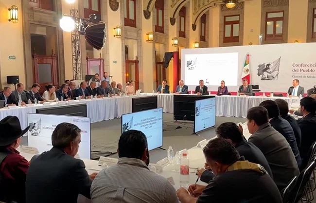 Gobierno y sector privado pactan tope de $910 pesos para la canasta básica