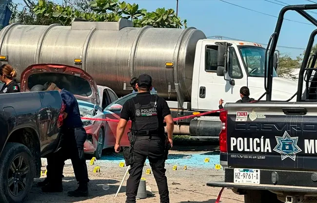 Los paramédicos atendieron a las dos mujeres heridas, quienes fueron trasladadas de urgencia a un hospital local bajo un fuerte resguardo policial