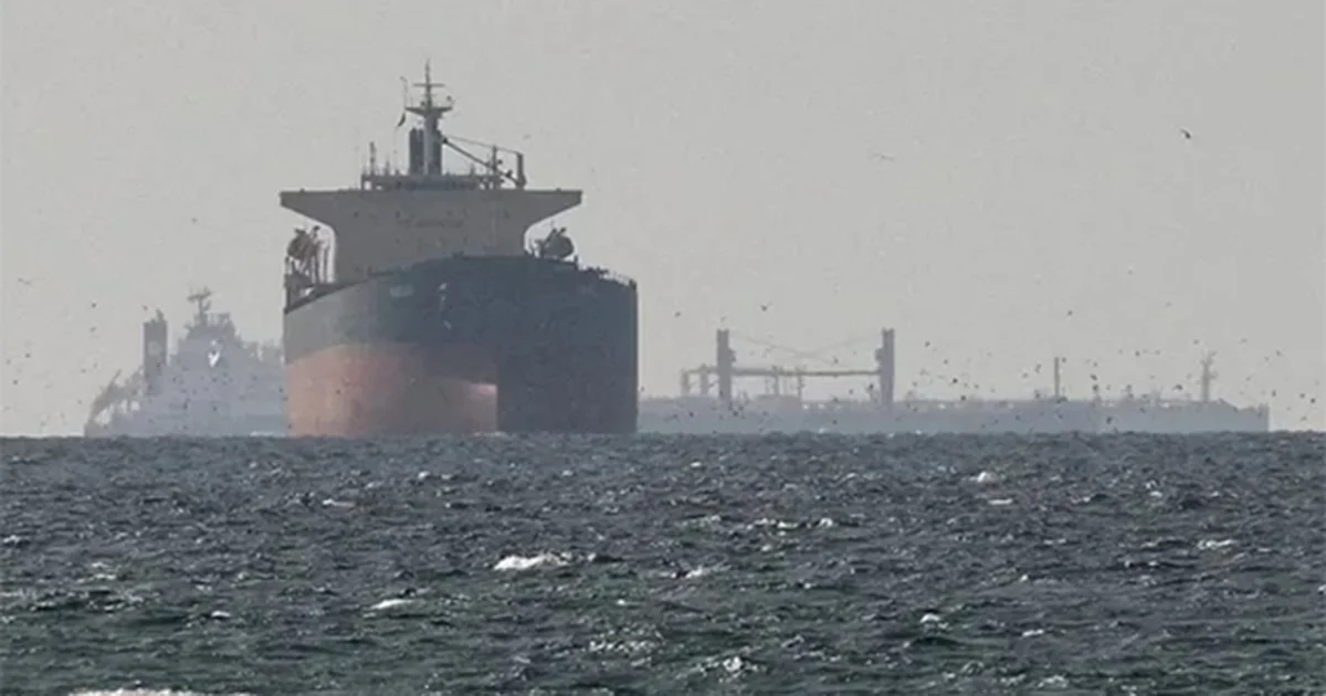 Irán disparó contra barcos en Ormuz luego de cerrar de nuevo estrecho; reportaron ataques a embarcaciones cerca de Omán y en vía marítima