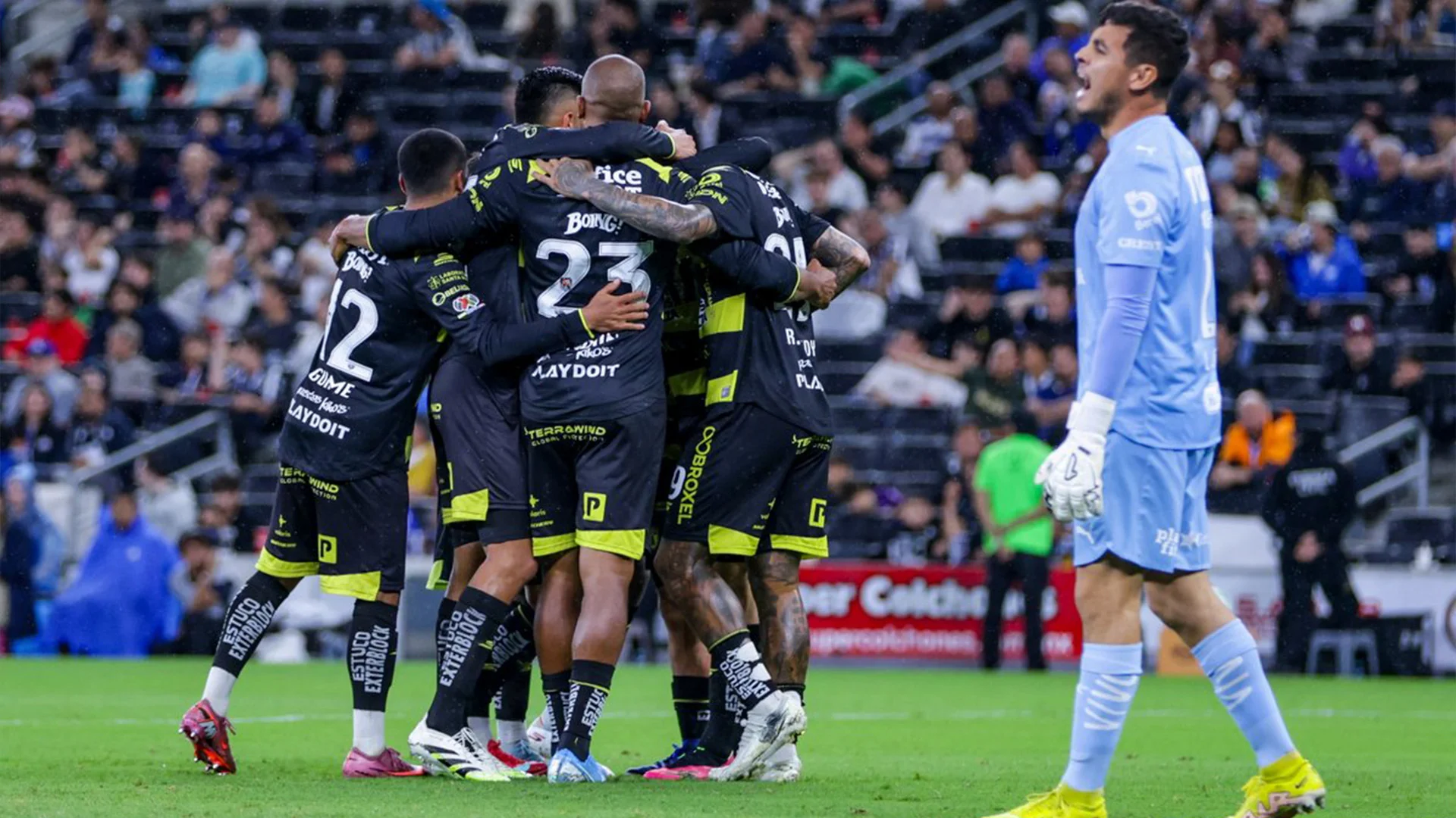 Pachuca vino de atrás y derrotó 1-3 a Monterrey, adueñándose momentáneamente del subliderato y dejando a Rayados al borde de la eliminación