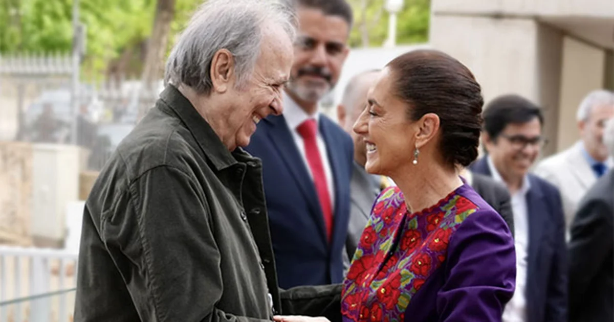 La Presidenta difundió una imagen donde aparecen ella y Serrat saludándose tomados de las manos