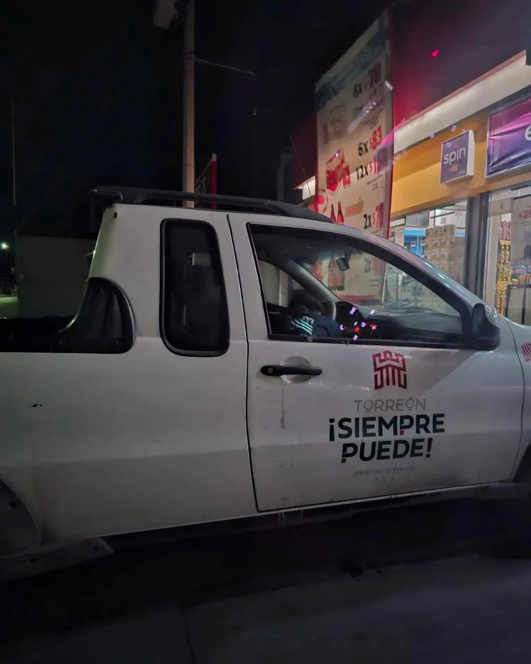 Una aparatosa volcadura de una camioneta con logos del Ayuntamiento de Torreón, perteneciente al Sistema Integral de Mantenimiento Vial, movilizó a cuerpos de emergencia la mañana de este domingo.