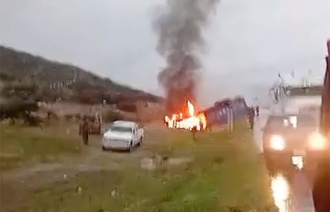 Tras volcar a un costado de la carretera y quedar con las llantas hacia arriba, la unidad comenzó a incendiarse