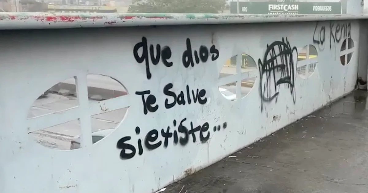 Joven es rescatada al intentar acabar con su vida en puente de Saltillo; grafiti con mensaje desafiante sobre la fe queda como inquietante señal en el lugar