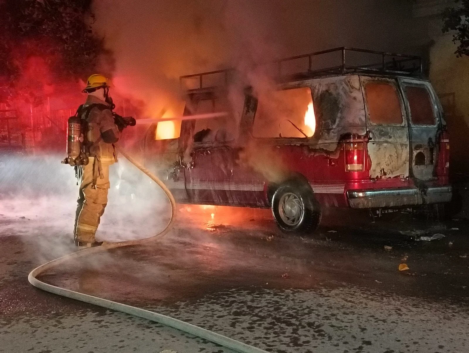 Hombre incendia camioneta y huye del lugar en Torreón; hecho queda grabado por cámara de seguridad