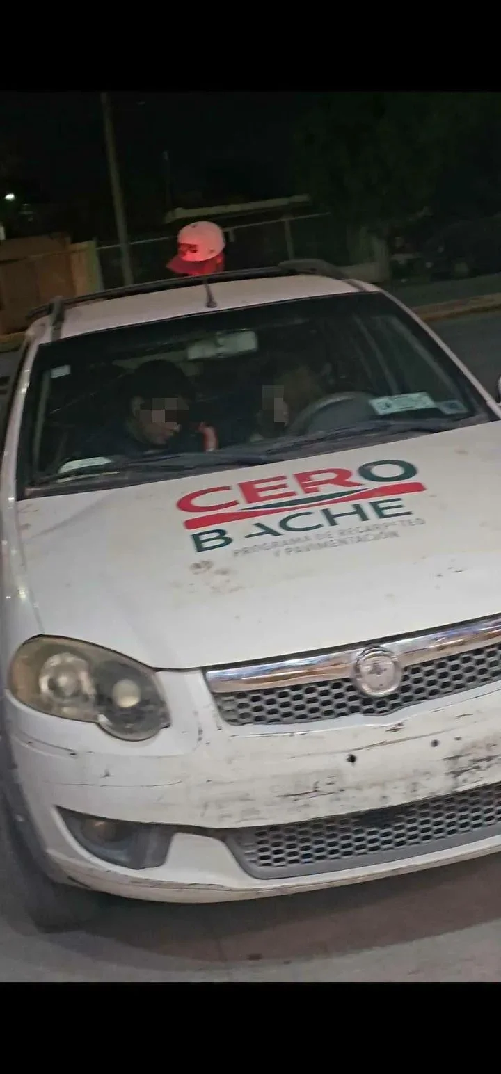 Volcadura de camioneta del Ayuntamiento de Torreón moviliza a cuerpos de seguridad; se presume conducción en estado de ebriedad