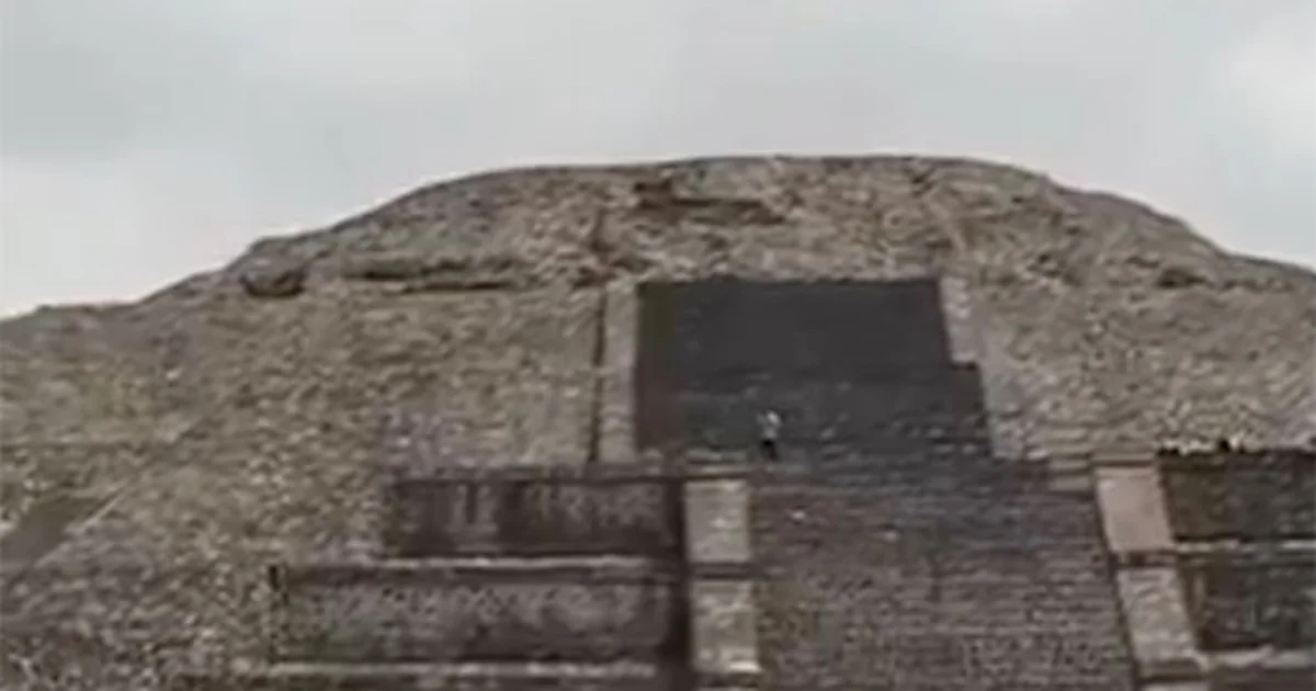 En videos de asistentes al sitio arqueológico se observa a un atrincherado desde lo alto de la pirámide y desde ahí comenzó a disparar