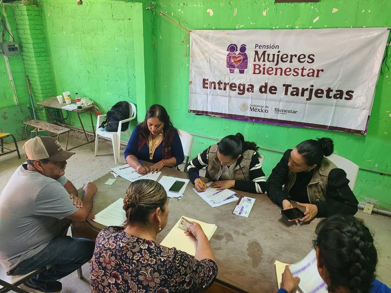 Beneficiarios de pensiones sociales recibirán su tarjeta del Banco del Bienestar entre el 20 y 25 de abril, tras registro en febrero. Serán notificados vía SMS.