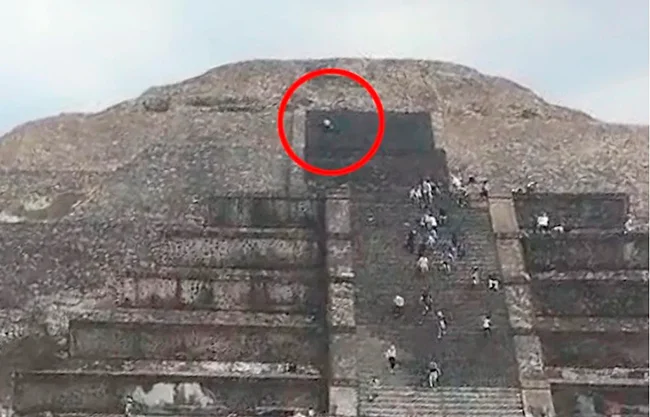 Elementos de la Guardia Nacional dispararon contra el sujeto que tomó a varios turistas como rehenes en la Pirámide de la Luna, en Teotihuacán