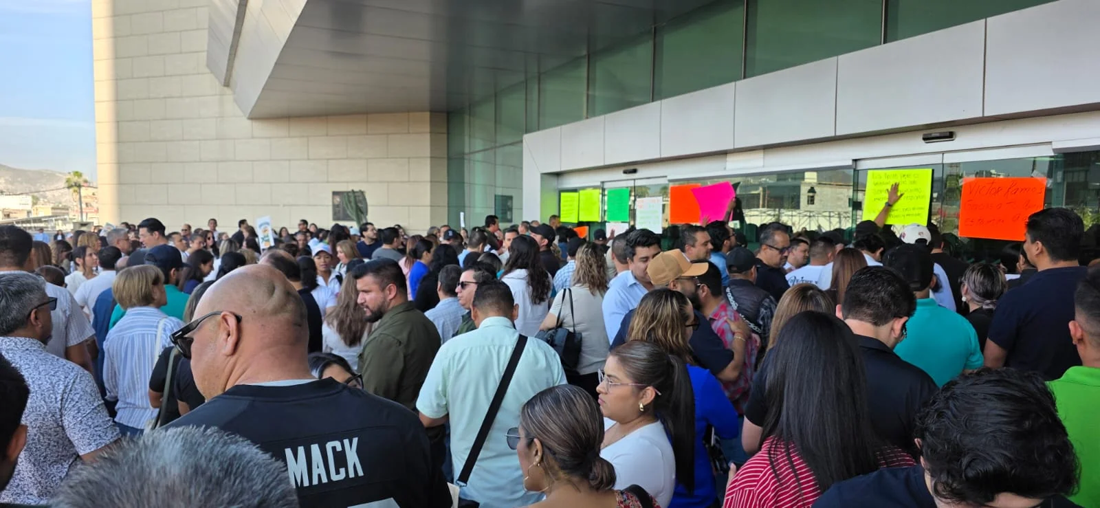 Trabajadores municipales de Torreón protestan exigiendo transparencia en acusaciones de irregularidades. Conflicto laboral evidencia tensión interna en el ayuntamiento.