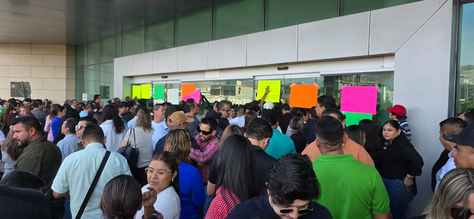 Trabajadores de Plazas y Mercados levantan paro tras acuerdo con el ayuntamiento; revisarán reestructuración en una semana.