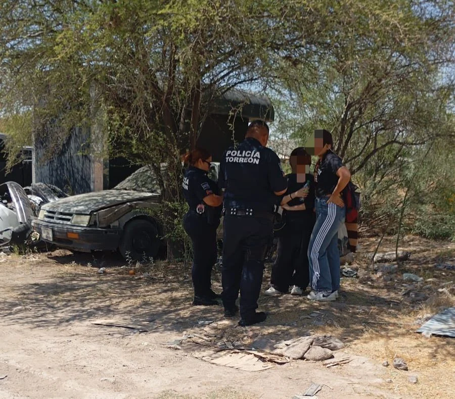 Agente vial localiza a adolescente reportada como desaparecida en Torreón; la menor fue hallada desorientada en la colonia Ciudad Nazas.