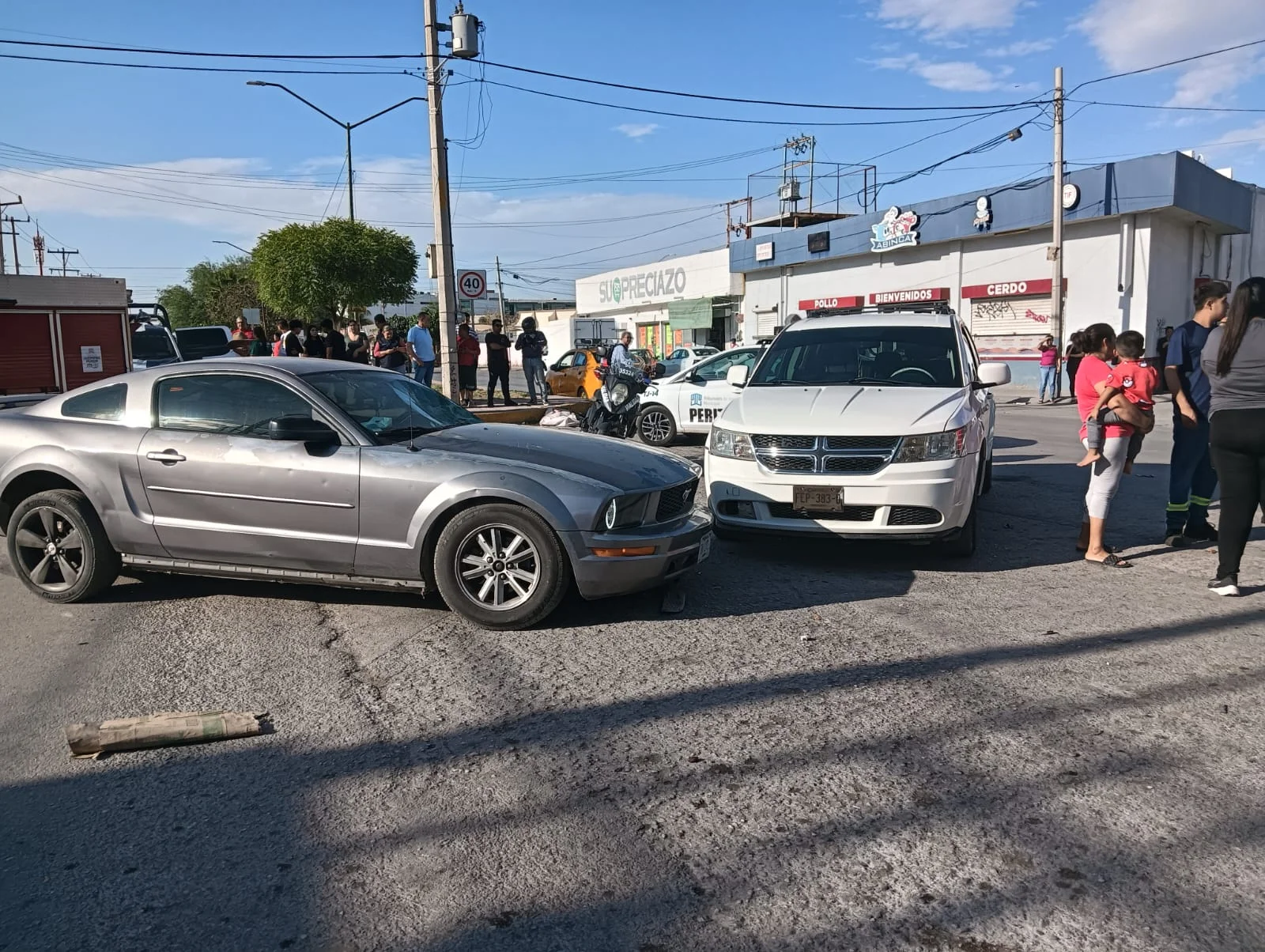 Joven motociclista de 19 años fallece tras grave accidente vial en el bulevar Libertad de Torreón. Involucró tres vehículos.