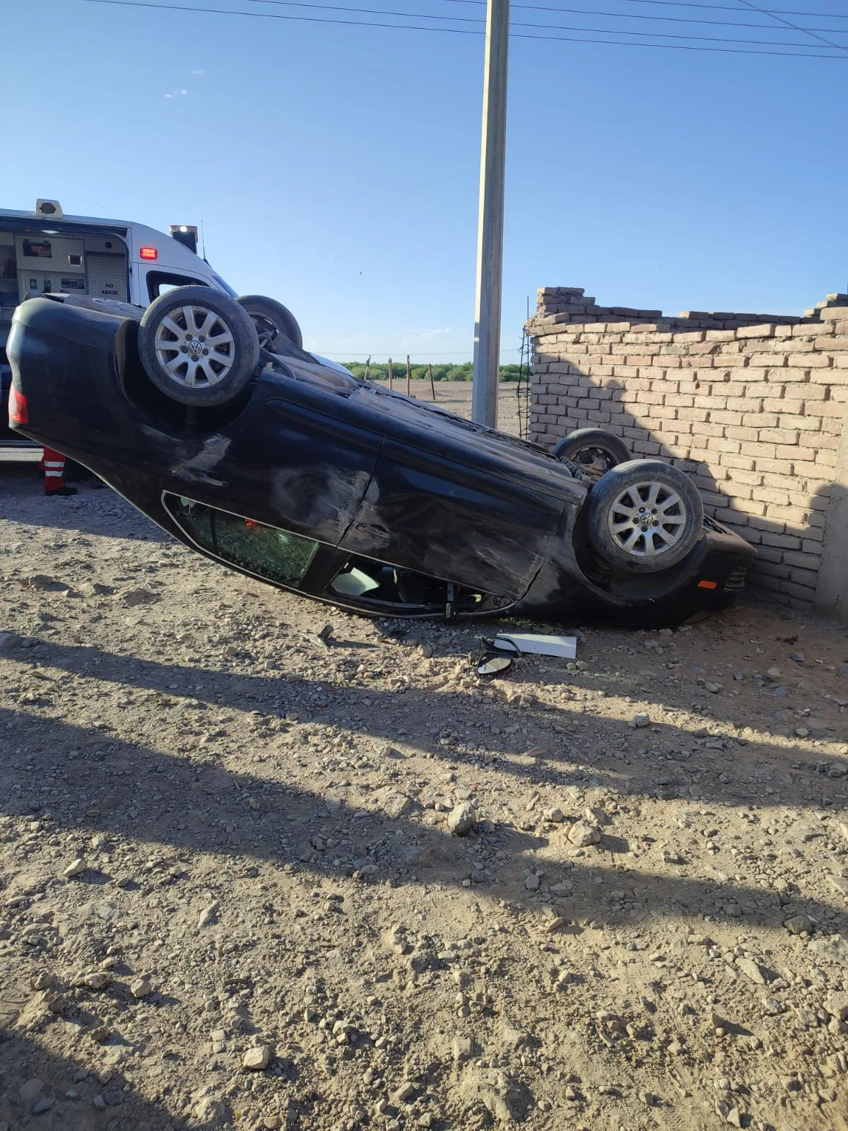 Joven conductor sale ileso tras aparatosa volcadura en ejido de Gómez Palacio. El vehículo compacto perdió el control al pasar un bache.