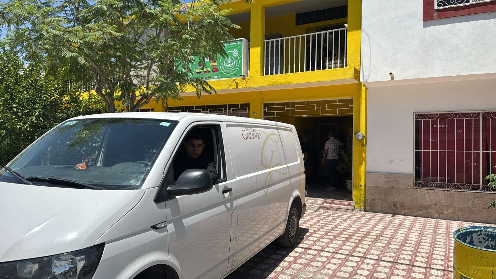 Hombre de 62 años pierde la vida al interior de un centro de rehabilitación en el Centro de Torreón. Autoridades investigan las causas del deceso.