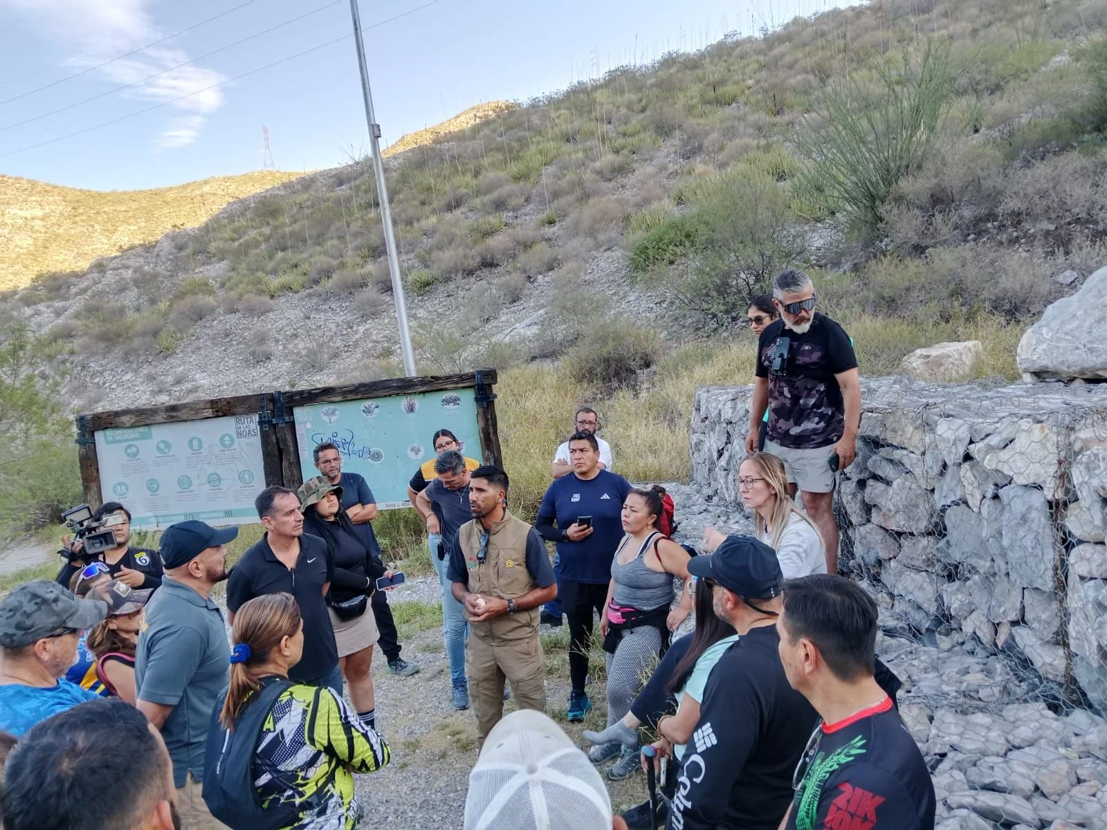 Protección Civil capacitó a 50 montañistas de Torreón en prevención de accidentes, primeros auxilios y rutas seguras para reducir riesgos en senderismo.