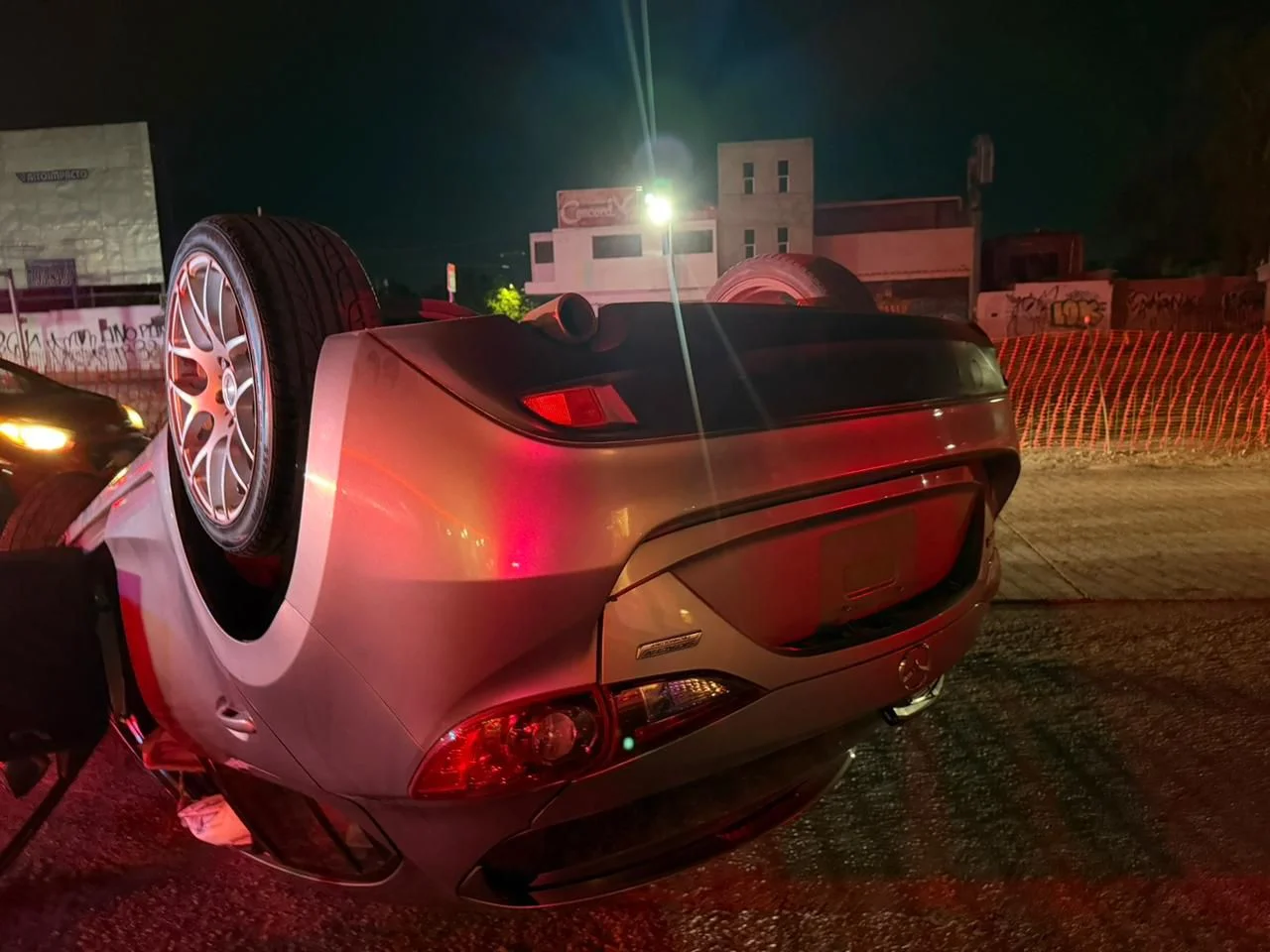 Volcadura en Torreón: conductor huye tras accidente en carretera Matamoros. Sin heridos localizados.