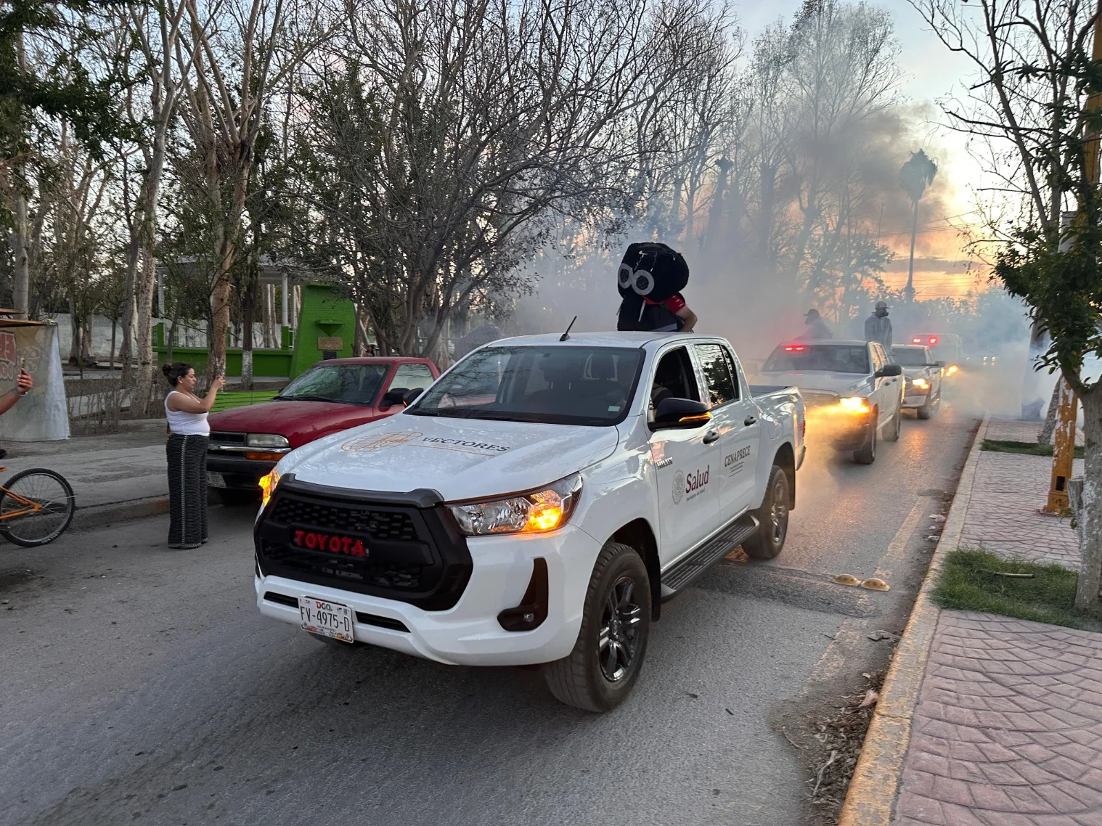 Lerdo refuerza nebulización en siete colonias afectadas por lluvias para combatir el mosco del dengue.