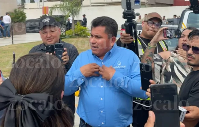 En un operativo, el destituido gerente de Simas fue sacado del edificio y quedó ya en poder del Ayuntamiento a través de la Contraloría