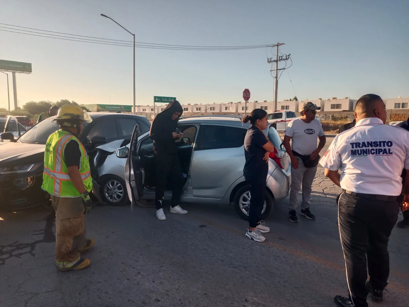 Choque entre dos autos en Torreón deja daños materiales; conductora ilesa tras impacto en cruce de Arezzo.