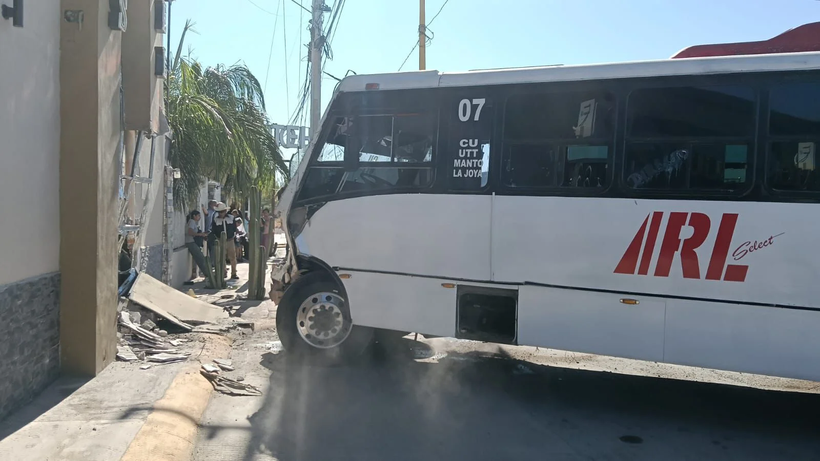11 lesionados tras choque de autobús en carretera Matamoros-Torreón; el conductor resultó con dolor en clavícula.