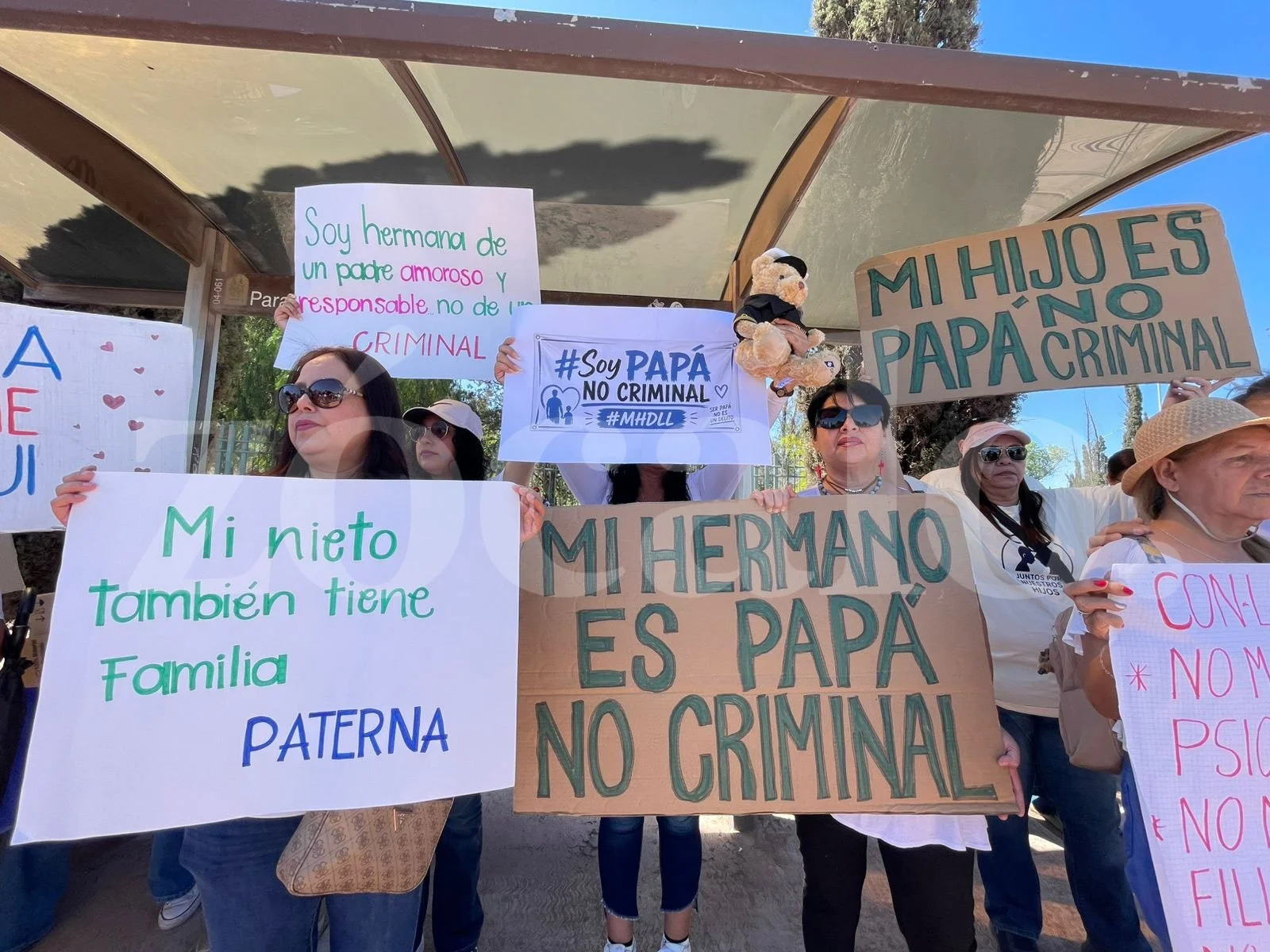 Padres y familias marchan en Saltillo contra la obstrucción parental; exigen igualdad en procesos legales para convivir con sus hijos.
