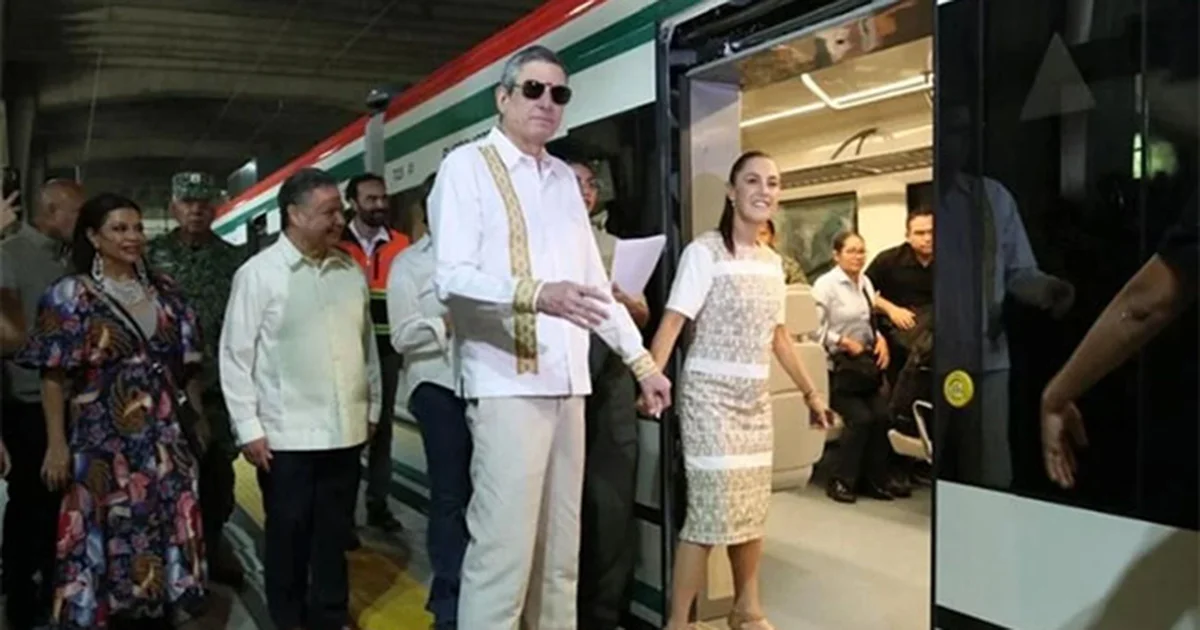 La Presidenta arribó posterior a las 10:21 horas a la estación Buenavista, la primera del recorrido, junto con su esposo Jesús María Tarriba