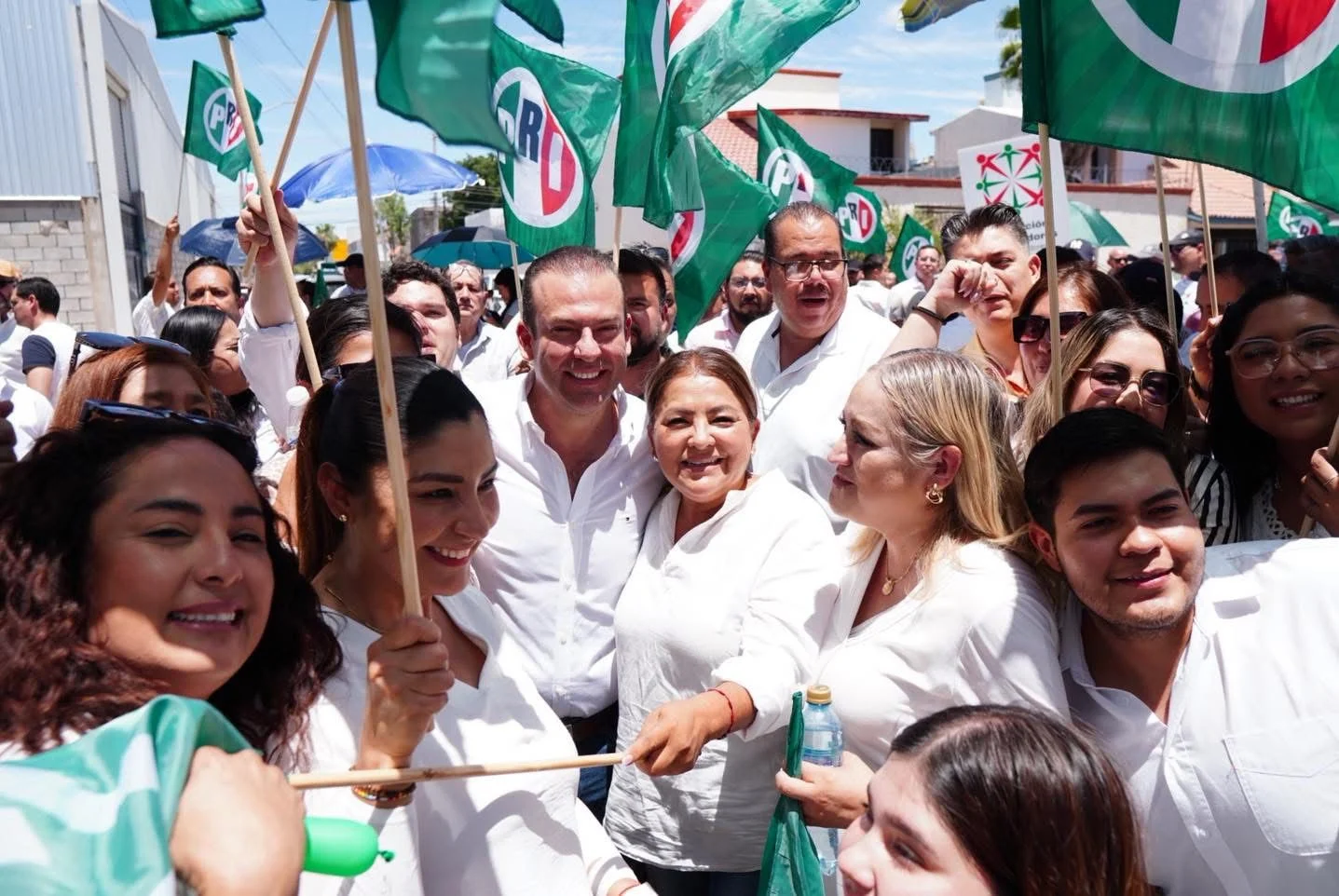 Este domingo, Felipe González Miranda se registró oficialmente como candidato a diputado local por el Distrito 10 de Coahuila, con cabecera en Torreón, ante el Instituto Electoral de Coahuila (IEC).