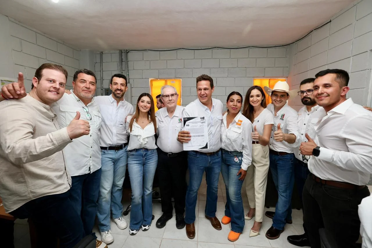 Hugo Dávila se registra como candidato a diputado local por el Distrito 11 en Torreón, respaldado por el PRI y el gobernador Manolo Jiménez.
